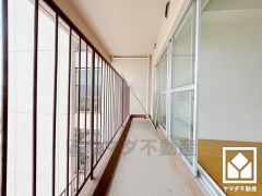 南北両面バルコニーで陽当たり、風通し良好。9階建て7階部分で前面に視界を遮る高い建物がなく、開放的な景色が広がります。バルコニーが2か所ございますので、お洗濯物もたっぷりと干す事ができます。