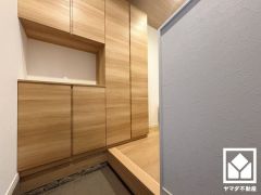 玄関にはシューズボックスを完備。家族の靴もしっかり収納できるので、玄関がいつも片付き、気持ちよくお客様を迎えられます。