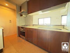 家族の顔が見えるカウンターキッチン、会話が弾む住まい。配膳や片付けもしやすいです。