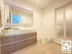 小さなお子様のお風呂上りもこのスペースがあればゆったりとして頂けます。室内洗濯機置場がございますので、天候に左右されず洗濯していただけます。