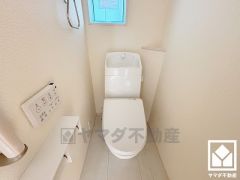 明るく清潔感溢れるトイレです。2連トイレットペーパーホルダーなのでお取替えの手間が軽減できます。