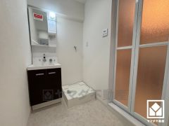 収納付きでスッキリお使い頂ける洗面台です。室内洗濯機置場もございますので、天候に左右されず洗濯していただけます。