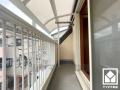 3階バルコニーは屋根付きなので、急な雨の日も安心ですね。（リフォーム前の写真です）