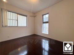 約5.8帖の南西側洋室です。お子様のお部屋などにも丁度良い広さです。