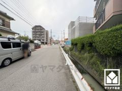 キッチンはカウンター付きの対面式。配膳や片付けがしやすく、お料理中でもお子様の様子が分かって安心です。