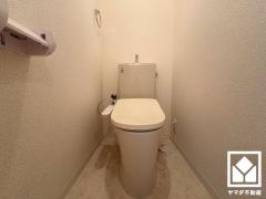 明るく清潔感溢れるトイレです。温水洗浄便座付きで、季節を問わずいつでも温かい便座をお使いいただけます。