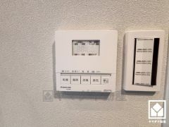 浴室暖房乾燥機付き。真冬の寒い浴室を暖かく、また雨の日の洗濯物の乾燥にと多用途に活躍する機能です。