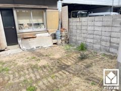 敷地南西側が国道43号線に面しています。阪神高速道路・名神高速道路と繋がる西宮インターチェンジが目の前にあり神戸方面や大阪方面へ出やすく、車での移動にもたいへん便利な立地です。