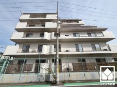 玄関にはたっぷりの収納スペースを完備。家族の靴もしっかり収納できるので、玄関がいつも片付き、気持ちよくお客様を迎えられます。