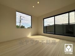 約8帖の洋室です。枠なしのFIX窓はそのまま外まで繋がっているようにも感じられる開放感があり、絵画のような雰囲気を演出します。