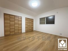 約8帖の洋室です。全居室に窓がございます。明るい陽光がたっぷり差し込む心地よい生活空間です。