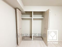 クローゼットは奥行きがあるので、収納力も申し分ありません。