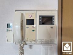 突然の来訪時でも安心なモニター付きインターホンを完備。お留守番中のお子様でも簡単に来訪者の確認ができます。