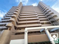 阪神電鉄本線「香櫨園」駅まで徒歩約3分、JR東海道本線「さくら夙川」駅まで徒歩約11分、阪急電鉄神戸線「夙川」駅まで徒歩約14分の立地。