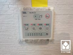 浴室暖房乾燥機付き。真冬の寒い浴室を暖かく、また雨の日の洗濯物の乾燥にと多用途に活躍する機能です。