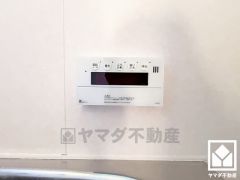 ボタン1つで自動でお湯張りができるオートバス機能付き。追い炊き機能もございますので、いつでも温かいお風呂に入ることができます。