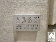 温水洗浄便座付きで、季節を問わずいつでも温かい便座をお使いいただけます。ご成約でヤマダポイントプレゼント中です。お問合せお待ちしております。