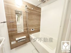 1日の疲れを癒す浴室でゆったりリフレッシュ。ナチュラルな木目調のアクセントパネルは落ち着いた雰囲気を演出してくれます。