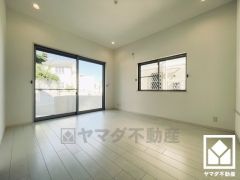自然光を取り込む、開放感あふれる暮らし。心地よい空間が広がるリビングで、家族みんなが快適に過ごせる時間を提供。