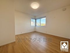 2面採光の大きなコーナー窓からは明るい光が降り注ぎます。おしゃれなインテリアが映えるデザイン性の高い洋室で、リラックスしたひとときを過ごせます。