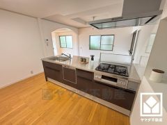 家族のごはん作りがはかどる、同時調理が可能な3口コンロ付きキッチン。調理に手間がかかりがちな肉や魚を、短時間でサッと焼き上げることができるグリルもございます。