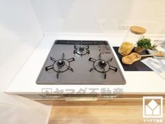 家族のごはん作りがはかどる。同時調理ができる3口コンロ付き。