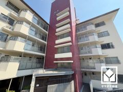 約5.0帖の納戸付き。季節の荷物や日用品のストックなどもしっかり収納できます。十分な広さがあり、居室としてもお使いいただけます。