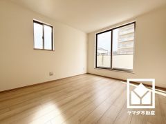 広々15.12帖のLDKが魅力。家族全員がリラックスできる、ゆったりとした快適リビングで温かい団らんの時間を。