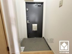 白を基調とした明るい玄関で、毎日を爽やかにスタート。清潔感あふれる空間が、訪れる人々を温かく迎えます。