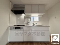 キッチンは空間を有効活用できる壁付けタイプ。窓がございますので、昼間は手元が明るく、お料理がはかどります。