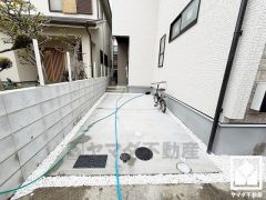 駐車スペースを並列2台分確保。1台分はインナーガレージで、重い荷物や雨の日の移動もスムーズ。快適なカーライフを実現します。来客時にも便利です。