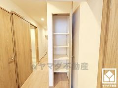 廊下にも収納があり、住空間を広々お使いいただけます。