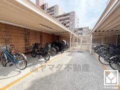 玄関にはたっぷりの収納スペースとシューズボックスを完備。靴やベビーカー、アウトドア用品まですっきり収まり、いつでも整った空間に。