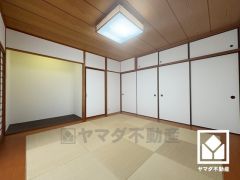 和の趣を大切にしながら、現代のライフスタイルにも調和する美しい琉球畳の和室。シンプルで洗練された空間が、暮らしに心地よいゆとりをもたらします。