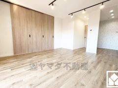 リビングにはダクトレール照明を新設。おしゃれなインテリアが映えるリビングで、リラックスしたひとときを過ごせます。