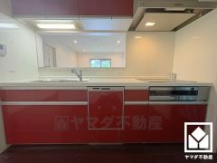 カウンターキッチンなので配膳や片付けがしやすく、お料理中でもお子様の様子が分かって安心です。