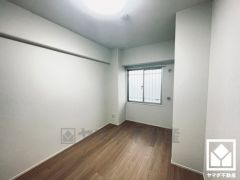 約5.3帖の洋室です。全室に窓があり、明るい陽光がたっぷり差し込む心地よい生活空間です。