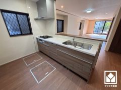 カウンターキッチンなので配膳や片付けがしやすく、お料理中でもお子様の様子が分かって安心です。窓がございますので、昼間は手元が明るく、お料理がはかどります。