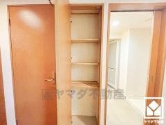 廊下やキッチン横にも収納スペースが設置されており、住空間を広々お使いいただけます。