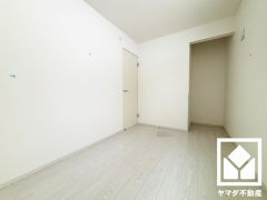 おしゃれなオープンクローゼットで、扉がないため家具の配置もしやすいです。