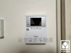 突然の来訪時でも安心なモニター付きインターホンを完備。お留守番中のお子様でも簡単に来訪者の確認ができます。