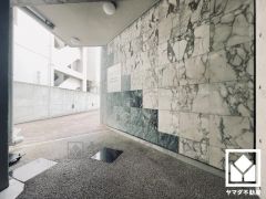 心地よい空間が広がる、清潔で美しいロビー。