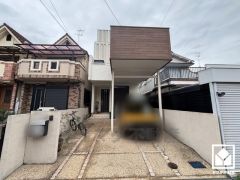 カーポート付き駐車スペース完備。雨の日の乗り降りがぐっと楽になります。