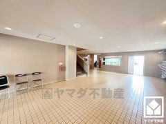 ゆったりとしたロビーが、住まう人の憩いの場に。落ち着いた空間で、ほっと一息つける時間を。