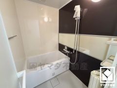 1日の疲れを癒す浴室でゆったりリフレッシュ。清潔感あふれる空間で、毎日のバスタイムをより快適に。鏡が横長なので、お子様でも見やすく便利です。