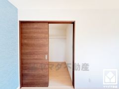 新たに家具を買わなくても良いので、ハンガーパイプ付きのクローゼットは嬉しいですね。