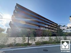 陽光に映える美しい外観。街並みに馴染みながらも、ひときわ目を引く存在感。