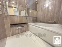 ナチュラルな木目調のパネルは落ち着いた雰囲気を演出してくれます。鏡が横長なので、お子様でも見やすく便利です。