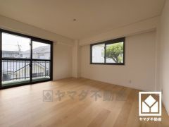 約9帖の洋室です。2面採光の大きな窓からは明るい光が降り注ぎます。柔らかな光が差し込むお部屋で、快適で落ち着いた生活をお送りいただけます。