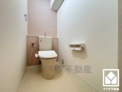 明るく清潔感溢れるトイレです。2連トイレットペーパーホルダーなのでお取替えの手間が軽減できます。